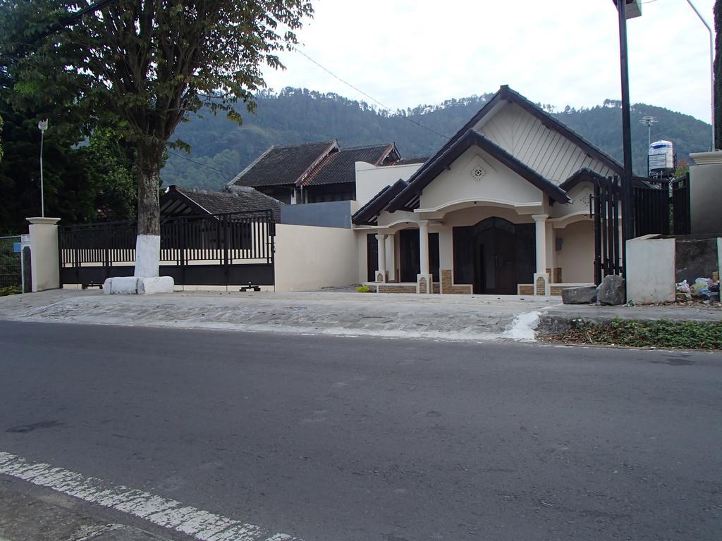 Shakila Guest House Malang Exteriér fotografie